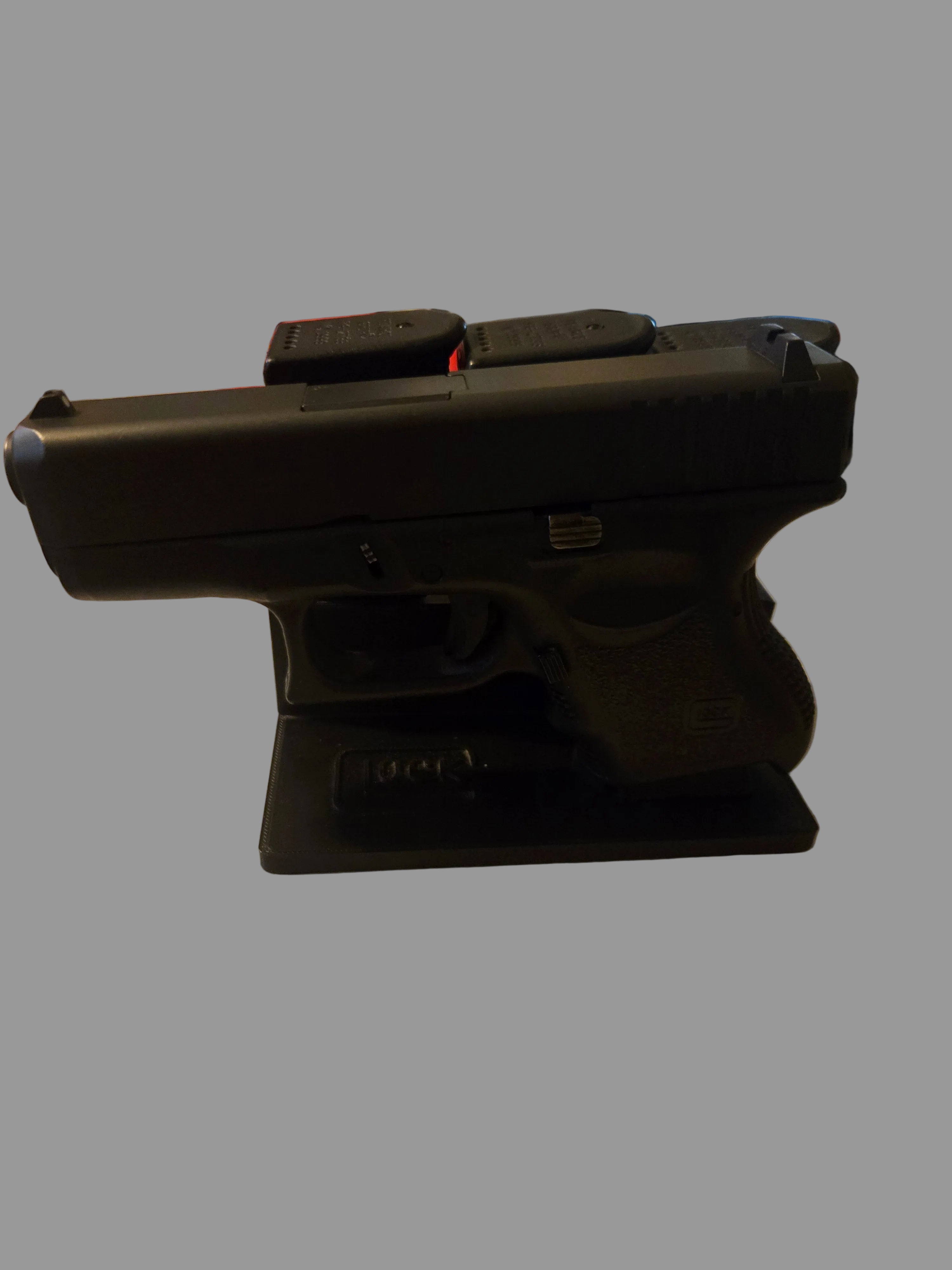 Night stand pistol display